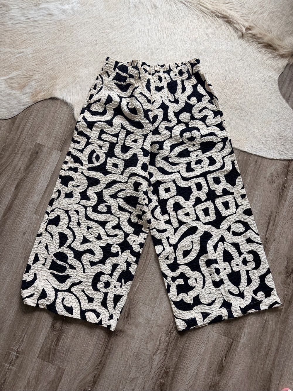 Black & Cream Wide-Leg Patterned Cropped Pants